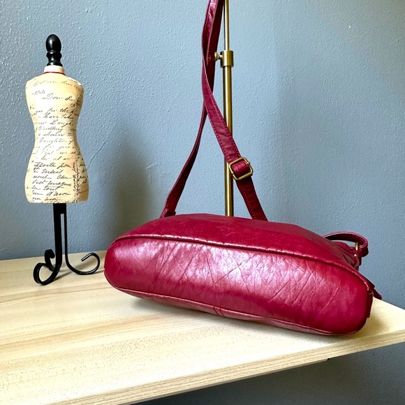 BUENO CROSSBODY MAROON BAG. - Picture 8 of 14